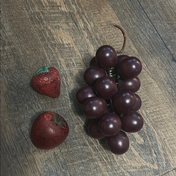 Vintage Painted Wooden Fruit Vase Bowl‎ Filler Decor 2 Strawberries ,Grapes - Picture 1 of 10